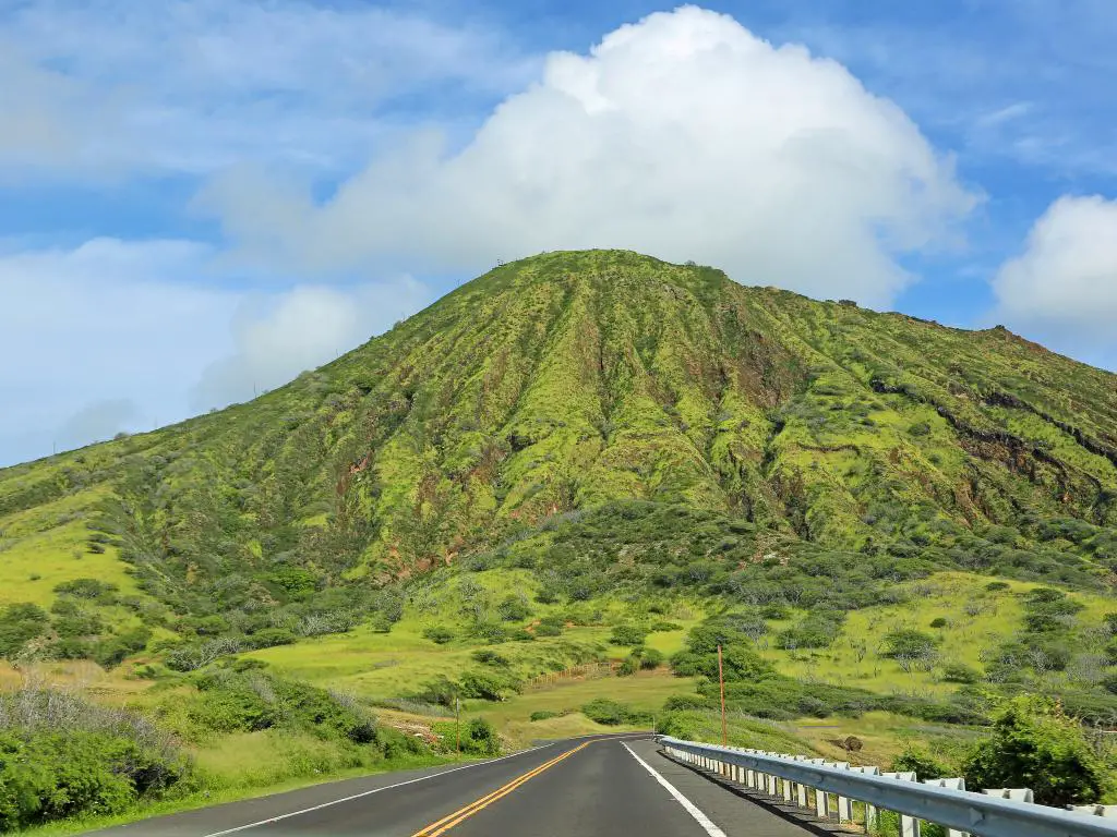 Carretera escénica que recorre el cráter Koko en la isla de Oahu en Hawai.