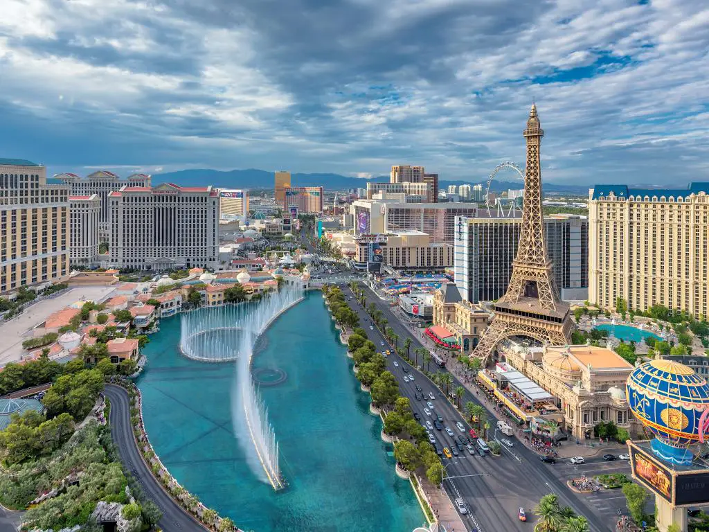 Casinos y hoteles icónicos a lo largo del Strip de Las Vegas y la Fuente de Bellagio.