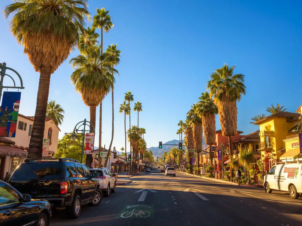Una calle bordeada de palmeras en Palm Springs en el Valle de Coachella en California.