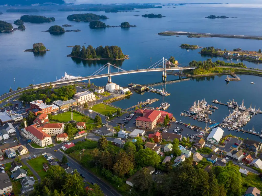 La pintoresca ciudad de Sitka en la isla de Baranof, Alaska, con un puente, un puerto deportivo y pequeñas islas al fondo