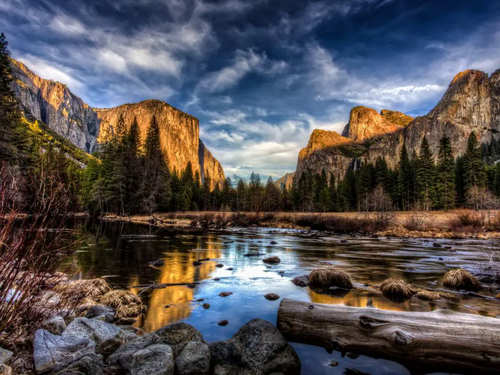 Valle de Yosemite y río Merced en el Parque Nacional de Yosemite, California.