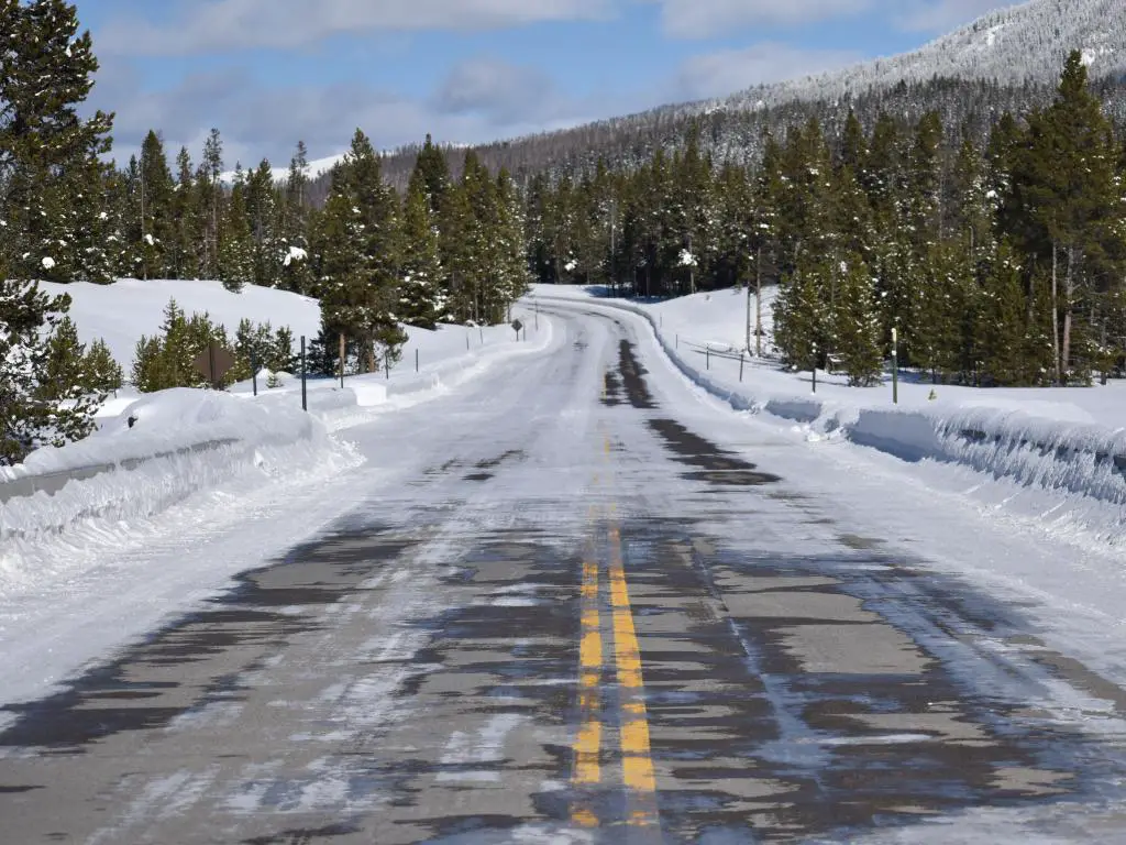 Un camino helado en el invierno en el Parque Nacional Yellowstone en Wyoming.