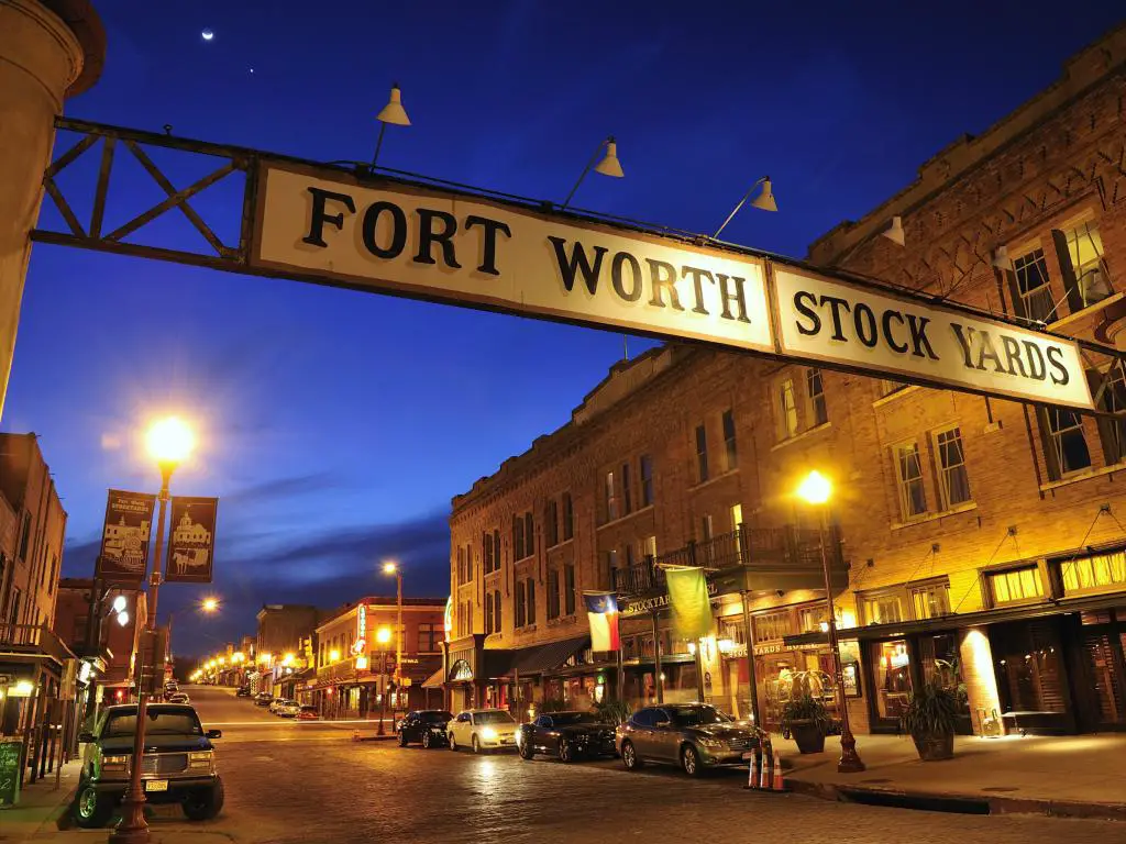 Calle del distrito histórico de Fort Worth Stockyards en Fort Worth, Texas