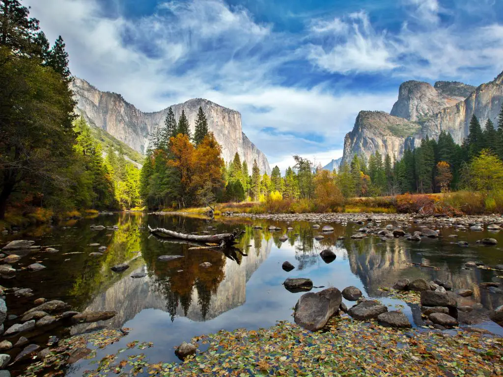 Río Merced en el valle de Yosemite con El Capitan en la distancia en el Parque Nacional Yosemite, California