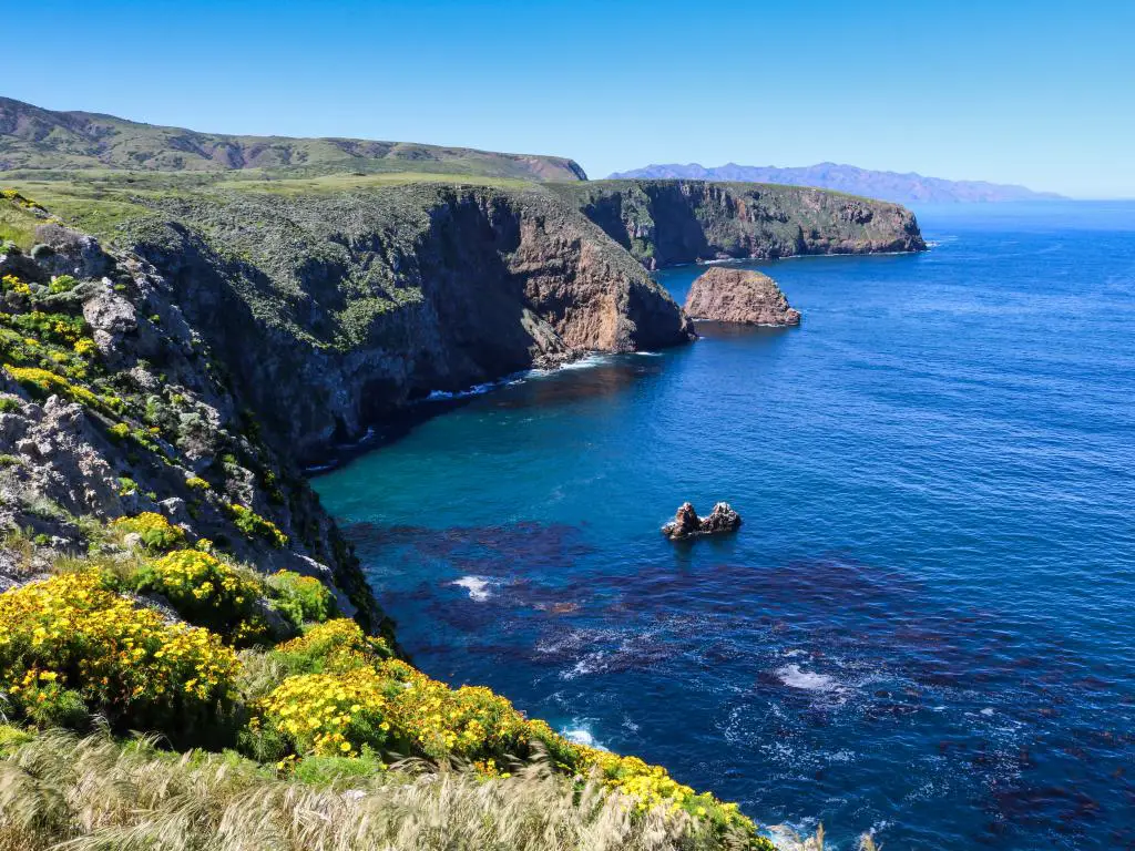 Costa de la isla de Santa Cruz - parte del Parque Nacional Channel Islands, California