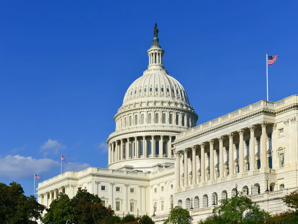 Edificio del Capitolio de los Estados Unidos en un brillante día de verano con un cielo azul claro en Washington DC