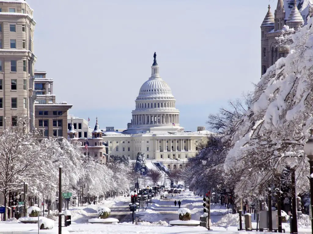 Una escena invernal nevada en Washington DC con una calle que conduce al Capitolio de EE. UU.