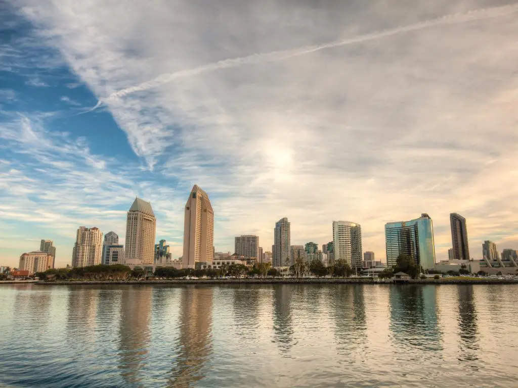 Horizonte de San Diego desde el otro lado de la Bahía de San Diego en un día claro con nubes ligeras
