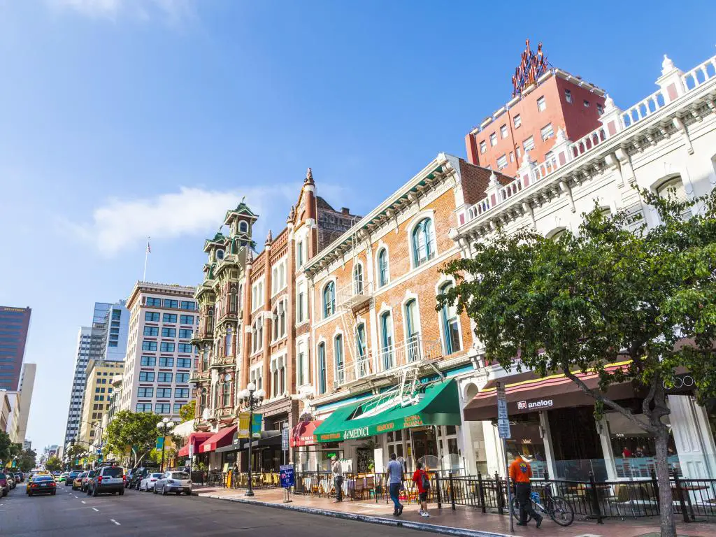 El Distrito Histórico Gaslamp Quarter en San Diego en un claro y cálido día soleado en junio