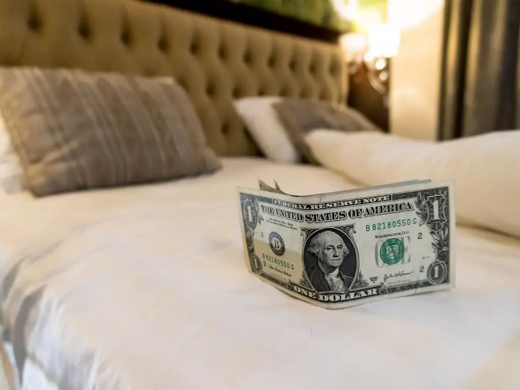 Dejaron propina en la cama de la mucama de un hotel en Estados Unidos