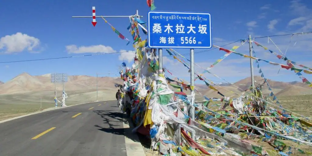 El paso Semo La en el Tíbet es la carretera pavimentada y asfaltada más alta del mundo