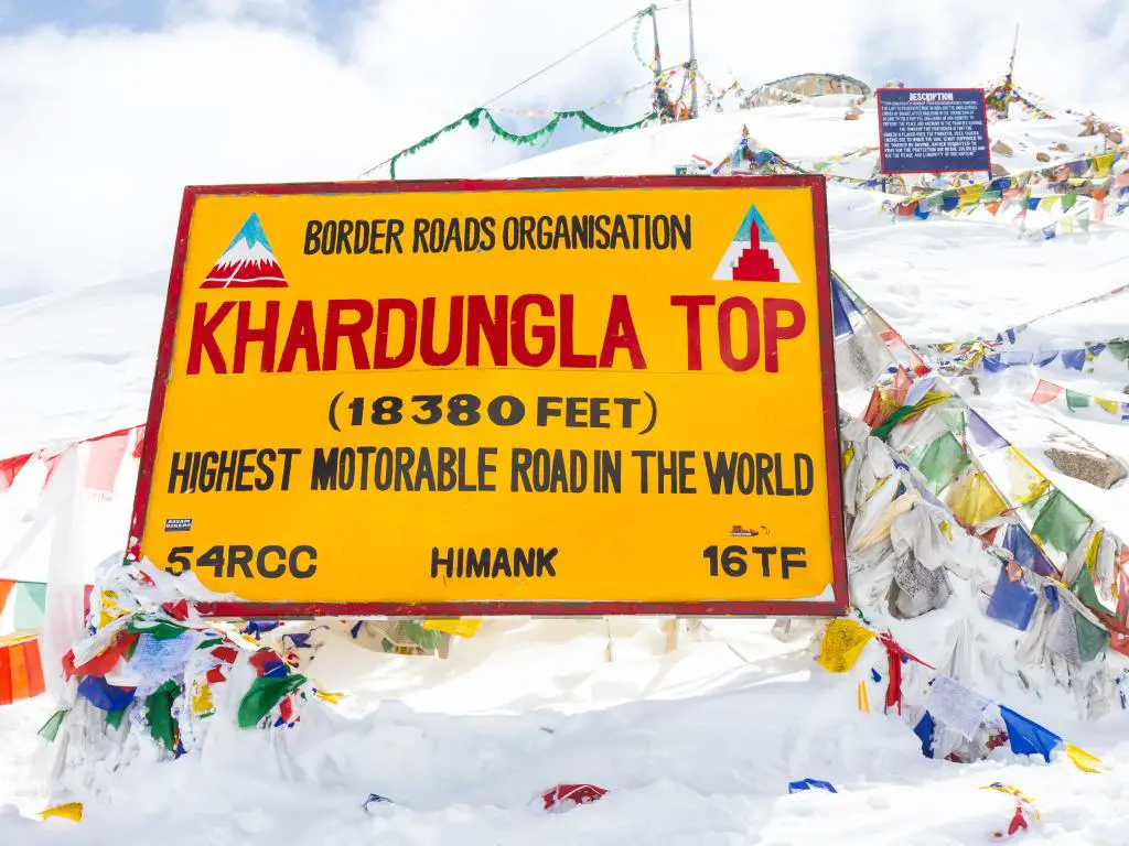 El paso de Khardung La tiene un letrero ligeramente ambicioso en la parte superior que exagera su altura para reclamar el estado de la carretera más alta del mundo.