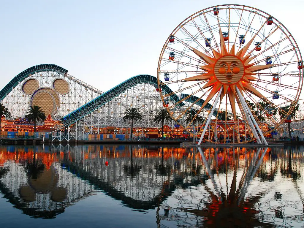 Los paseos Incredicoaster y Pixar Pal-A-Round en Disneyland en Anaheim, California