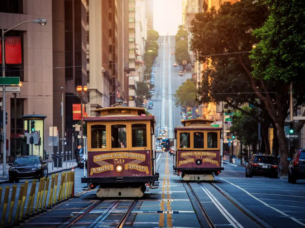 Los tradicionales teleféricos de San Francisco se cruzan en una de las empinadas calles de la ciudad.