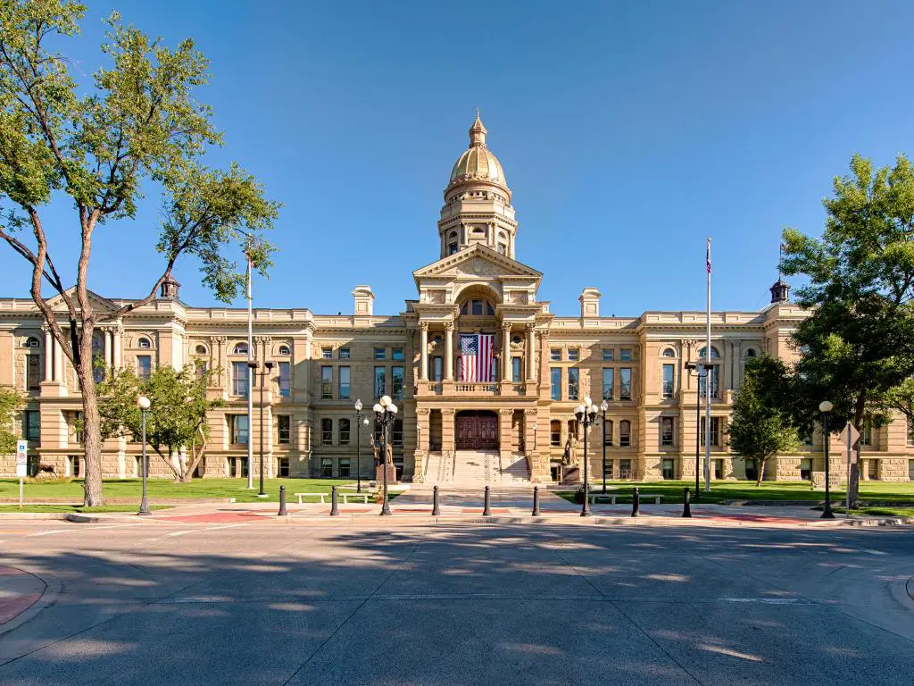 Edificio del Capitolio Estatal en Cheyenne, Wyoming - vista desde el frente en un hermoso día