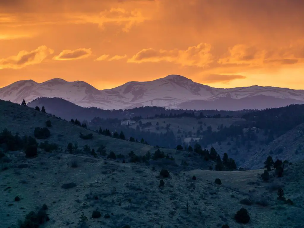 Vista de la puesta de sol desde Mount Falcon Park, en las afueras de Morrison, Colorado