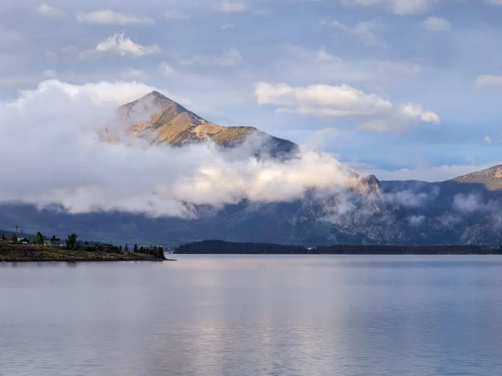 Niebla matutina sobre el lago Dillon en el corazón de las Montañas Rocosas