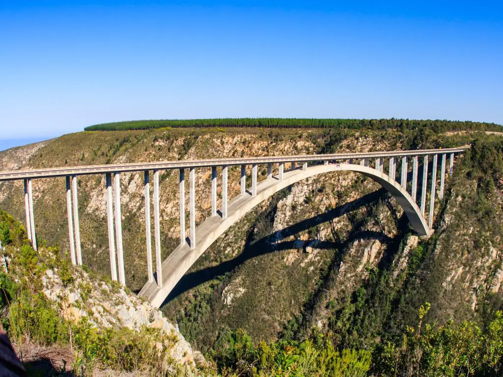 Hermosa vista del puente del río Bloukrans en Garden Route en Sudáfrica.  El punto de puenting más alto del mundo.