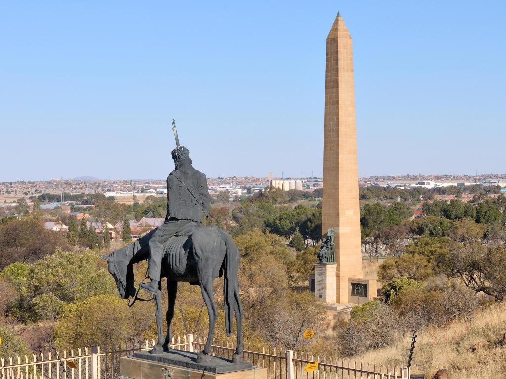El monumento a las mujeres y la estatua del jinete en Bloemfontein, Sudáfrica