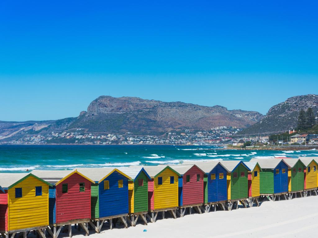 Coloridas casetas de playa de madera en la playa de Muizenberg, Ciudad del Cabo
