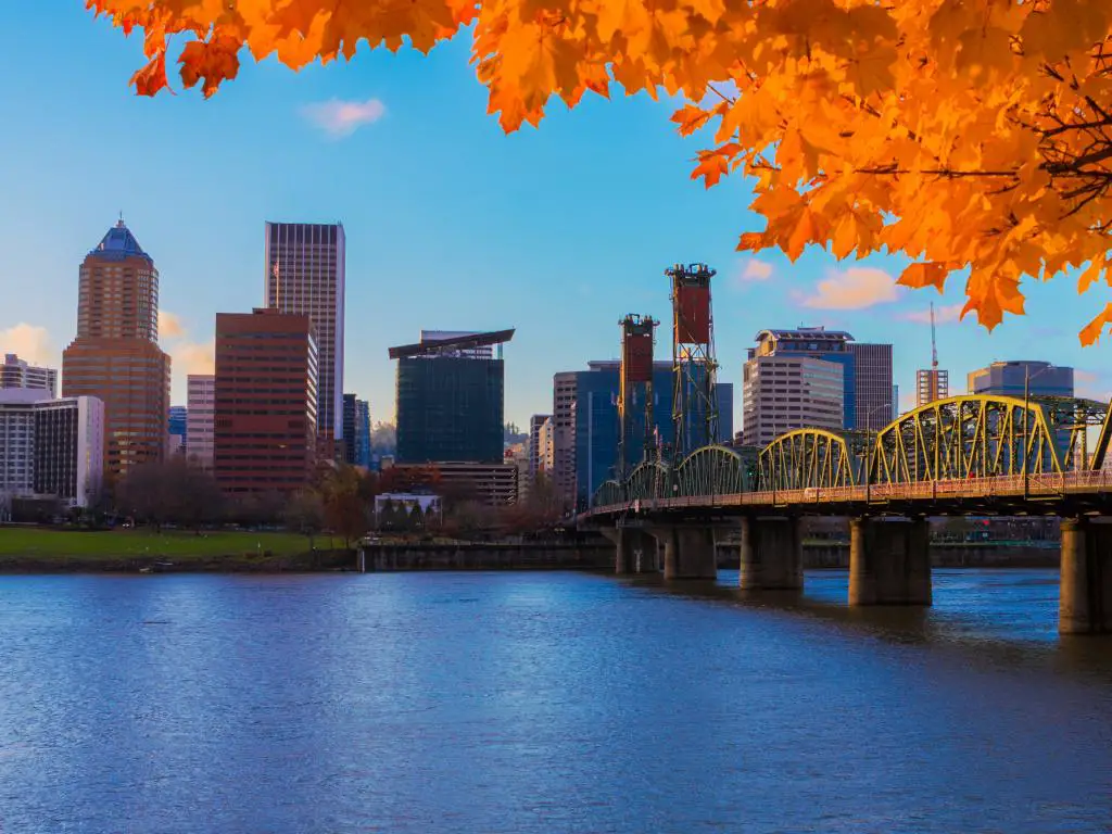 Vista del centro de Portland desde el otro lado del río Willamette en otoño con hojas de color naranja brillante