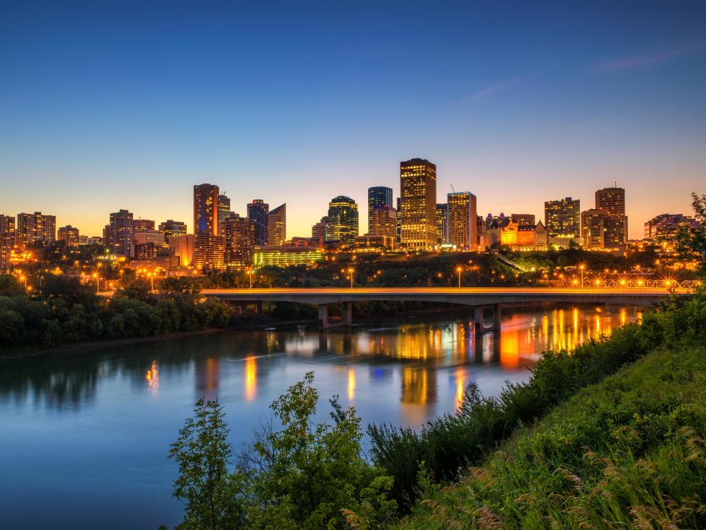 El centro de Edmonton, el puente James Macdonald y el río Saskatchewan por la noche, Alberta, Canadá.  Exposición prolongada.