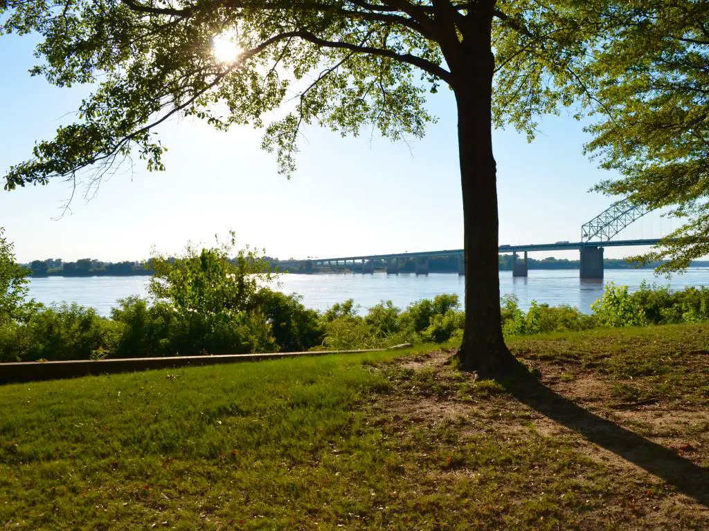 Una vista del Mississippi desde un parque en Memphis en un día soleado de verano