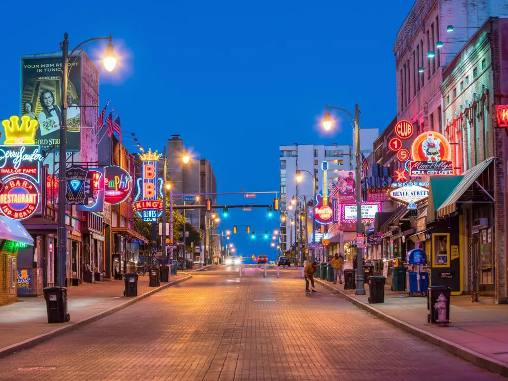 Beale Street en Memphis, Tennessee, en una perfecta noche despejada con cielos azules profundos