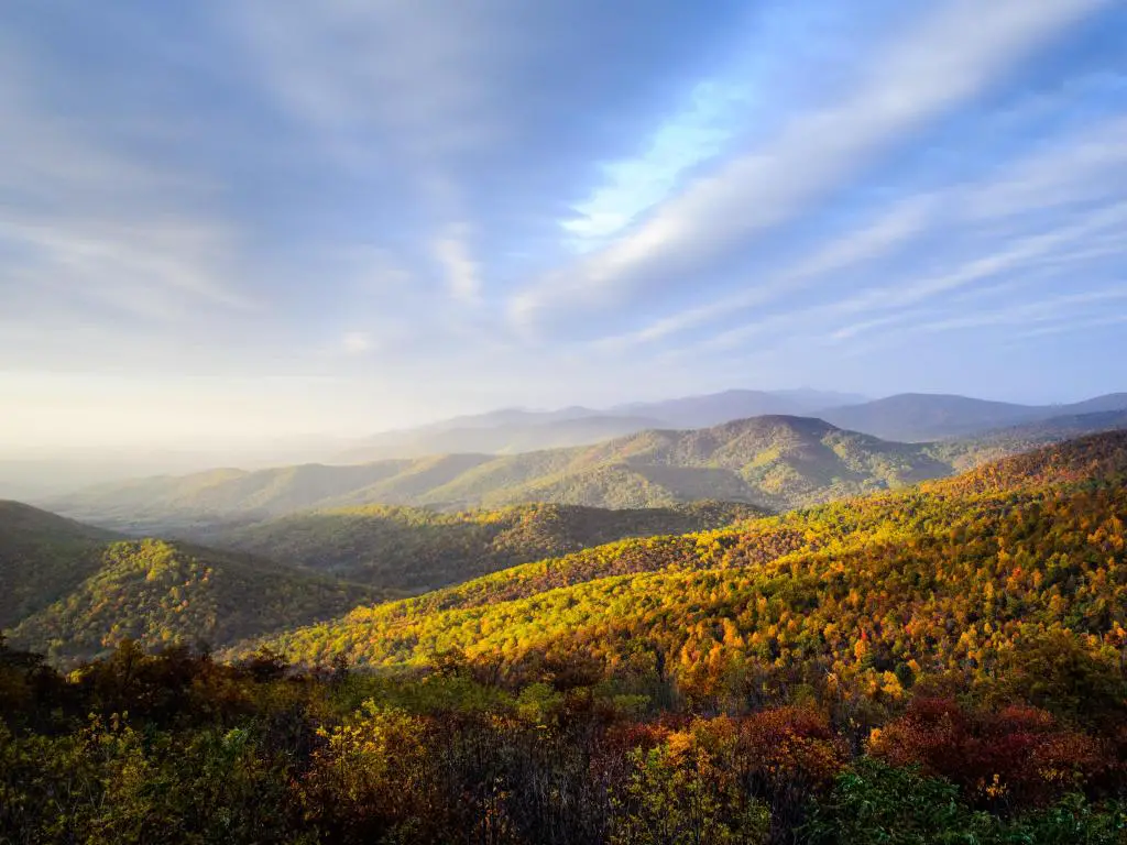 Blue Ridge Mountains, NC, EE.UU. tomada en un mirador con las montañas en la distancia. 
