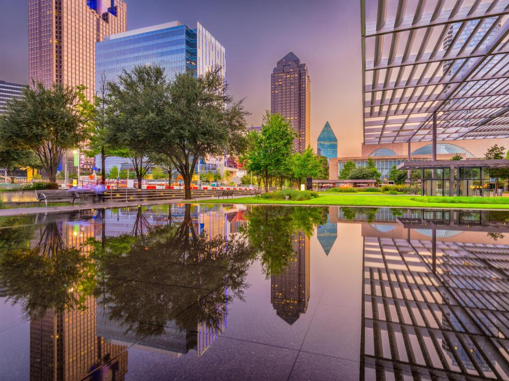 Plaza del centro de Dallas, Texas, EE.UU. y paisaje urbano al atardecer.