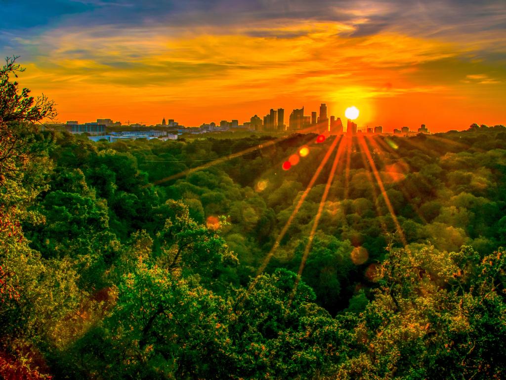 Sendero natural de Austin, Texas, caminatas al amanecer con el resplandor solar de la hora dorada que brilla sobre el horizonte de la ciudad, paisaje urbano, increíble fotografía de bellas artes