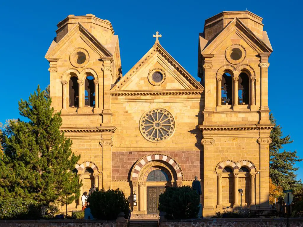 La fachada de la Catedral Basílica de San Francisco de Asís iluminada por los rayos del sol en Santa Fe, la capital de Nuevo México