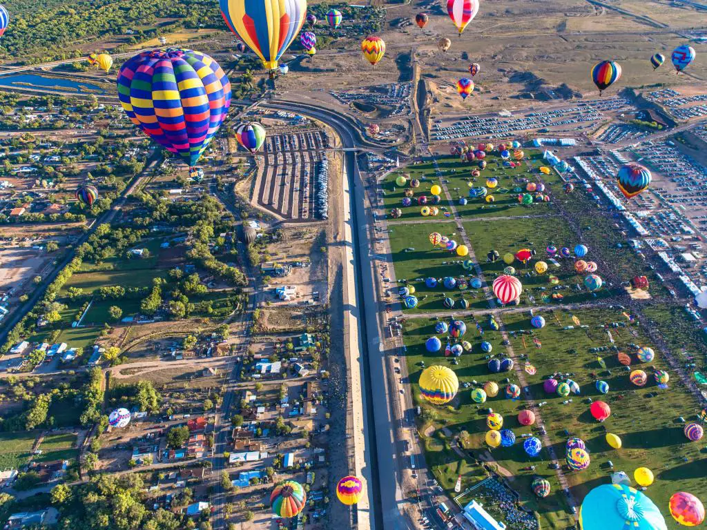 El campo de globos es visible durante la ascensión masiva de globos en el aire durante la Fiesta del Globo de Albuquerque