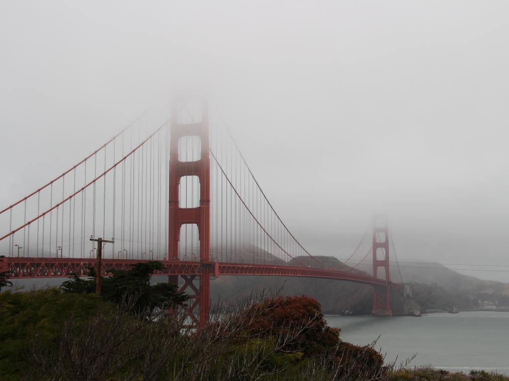 June Gloom en San Francisco con una densa niebla en el puente Golden Gate de la ciudad