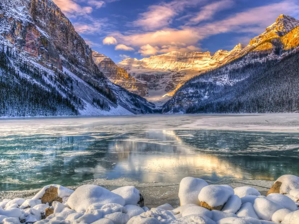 Amanecer de invierno sobre el pintoresco lago Louise y las Montañas Rocosas en el Parque Nacional Banff, Alberta, Canadá