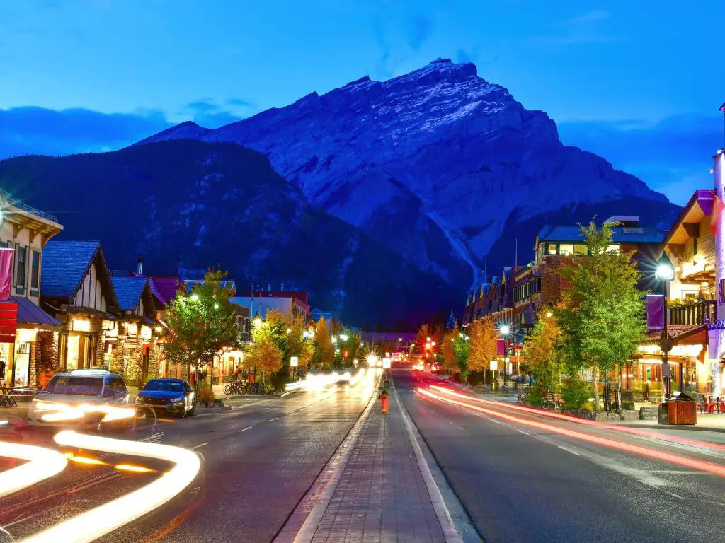 Vista de la calle de la famosa Avenida Banff en el crepúsculo.  Banff es una ciudad turística y uno de los destinos turísticos más populares de Canadá.
