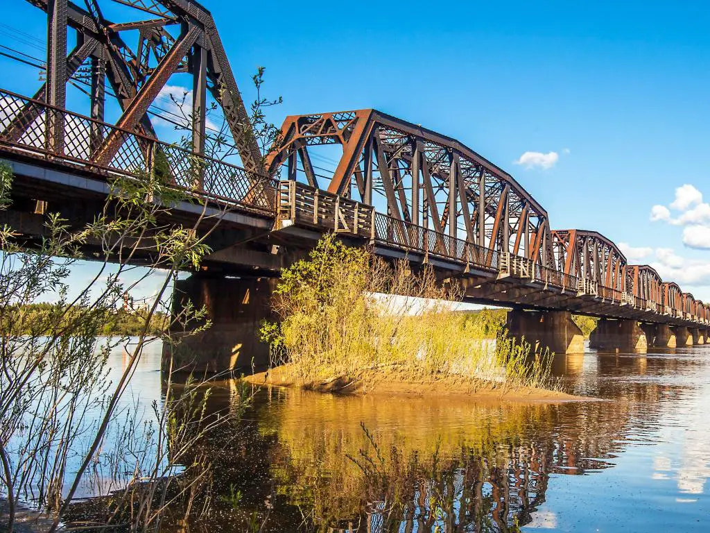 Prince George, Columbia Británica Canadá Puente ferroviario sobre el río Fraser en un día soleado.