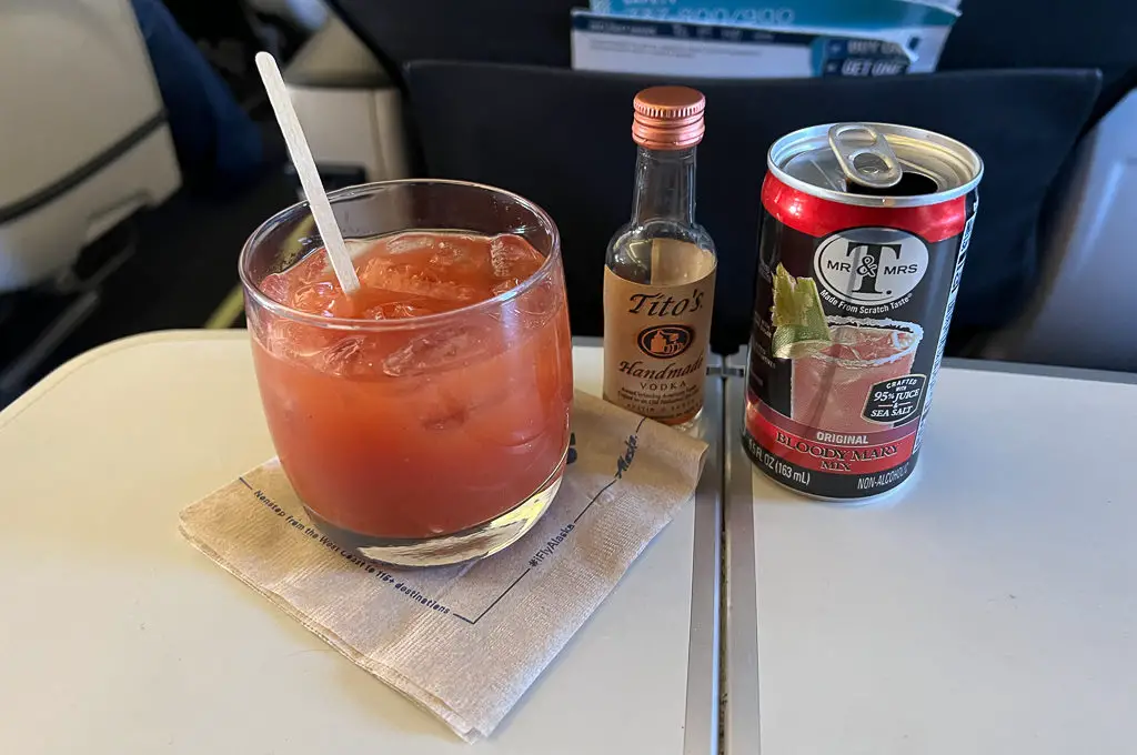 Bebida Bloody Mary de primera clase de Alaska Airlines