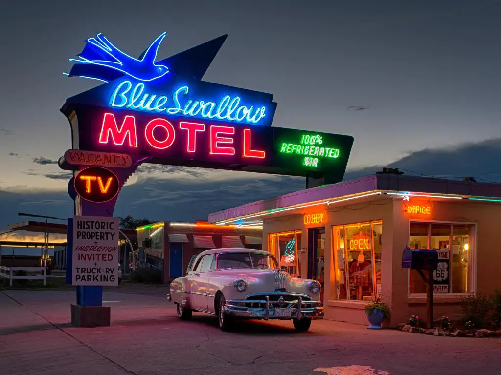 Coche clásico fuera del histórico Blue Swallow Motel en Tucumcari Boulevard, parte de la Ruta 66 en Tucumcari, Nuevo México