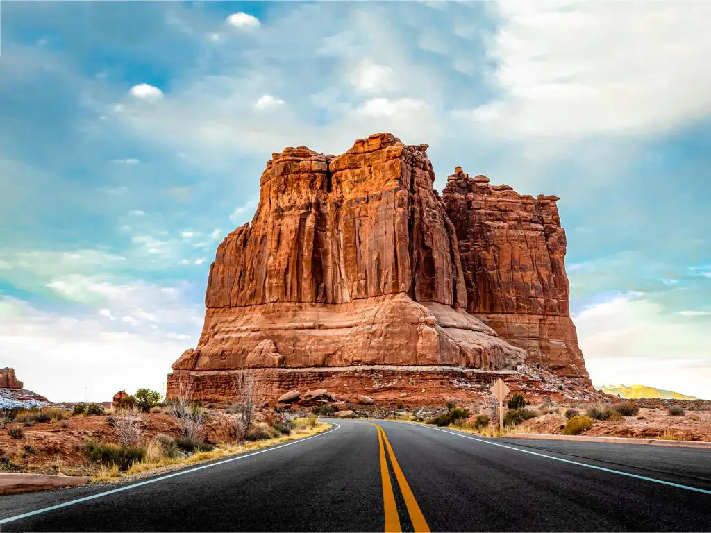 Carretera de montaña en el paisaje del desierto del cañón
