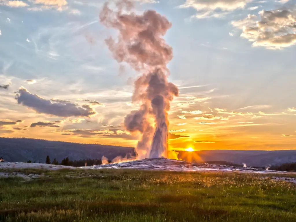 Erupción del géiser Old Faithful en el Parque Nacional de Yellowstone al atardecer