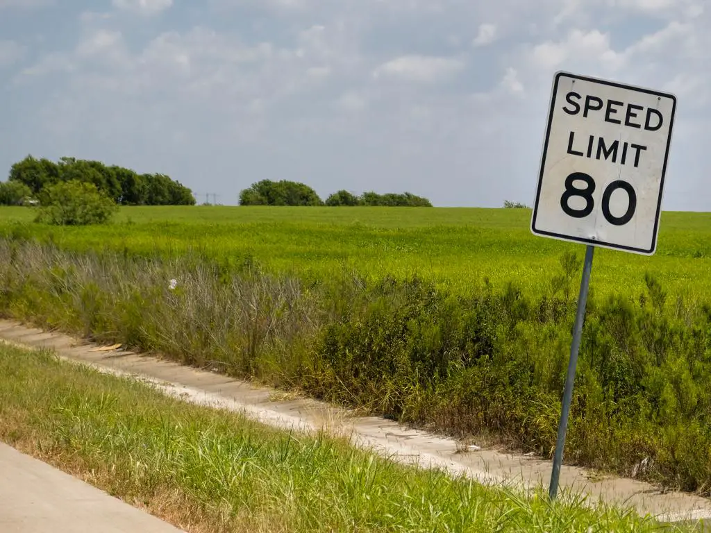Una señal de límite de velocidad junto a la carretera en Texas que muestra un máximo de 80 millas por hora