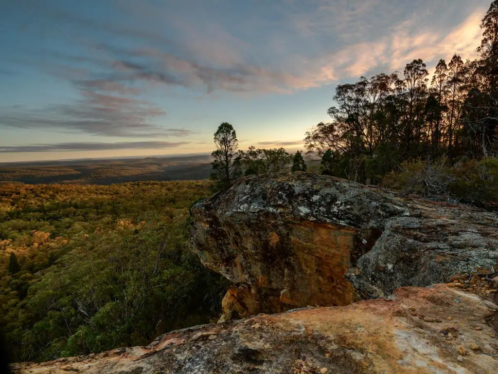 Parque Nacional del Río Goulburn, Australia con el amanecer desde el mirador Lee's Pinch mirando hacia el valle verde debajo. 
