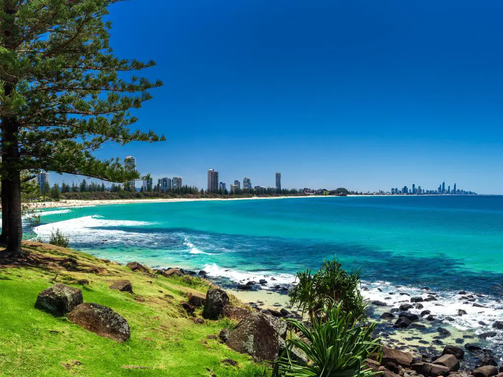 Gold Coast, Queensland, Australia con el horizonte de Gold Coast y la playa de surf visible desde Burleigh Heads.