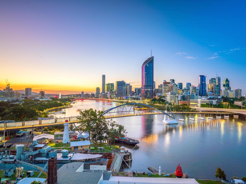 Brisbane, Australia con el horizonte de la ciudad y el río Brisbane al atardecer.