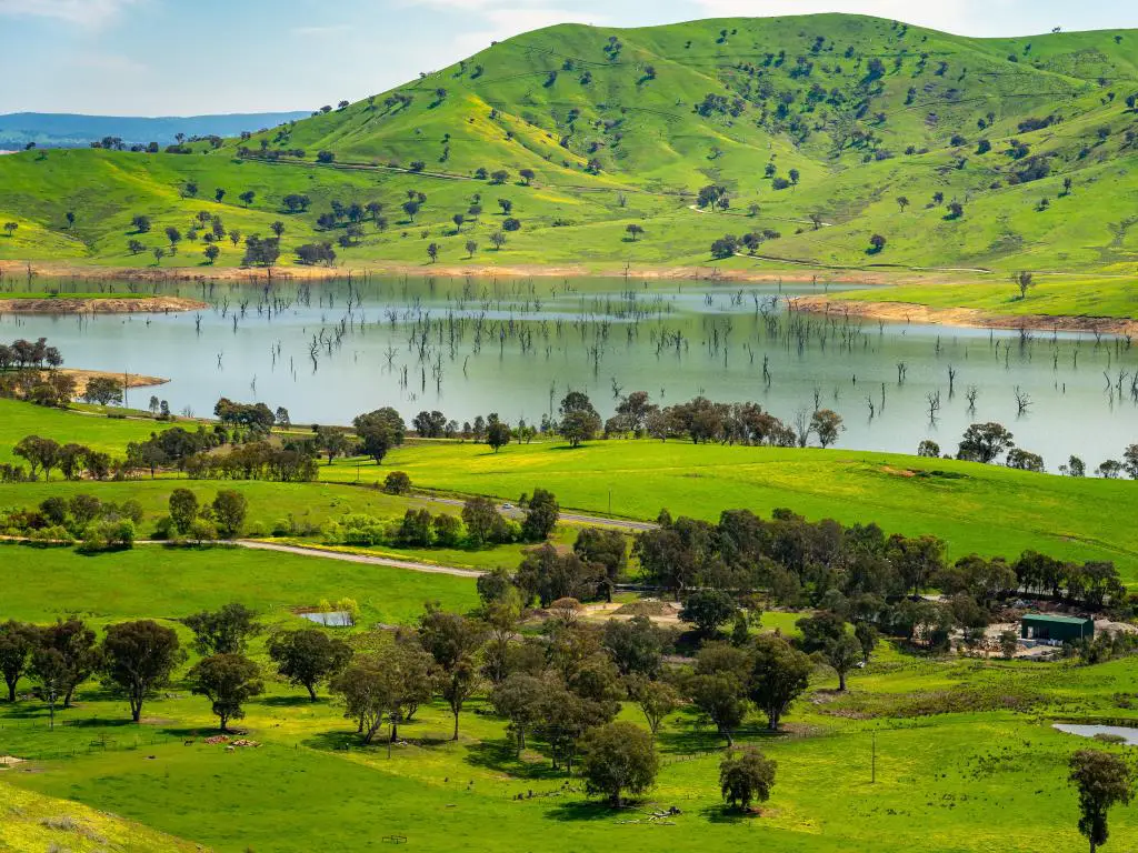 Tallangatta, Victoria, Australia con un mirador en la zona rural de Victoria en un día soleado con verdes colinas y un lago.