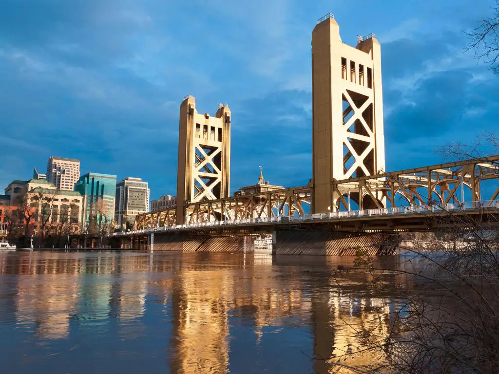 Viejo puente de Sacramento en Sacramento, California