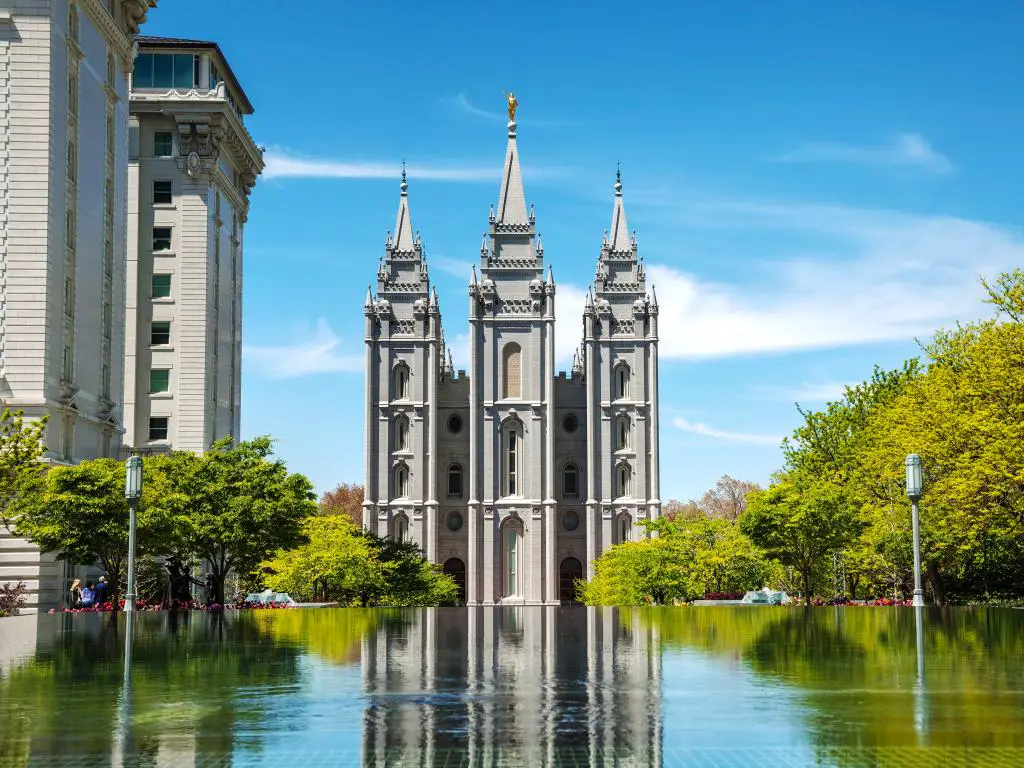 Vista del Templo Mormón de Salt Lake desde detrás de la piscina reflectante en Salt Lake City, Utah