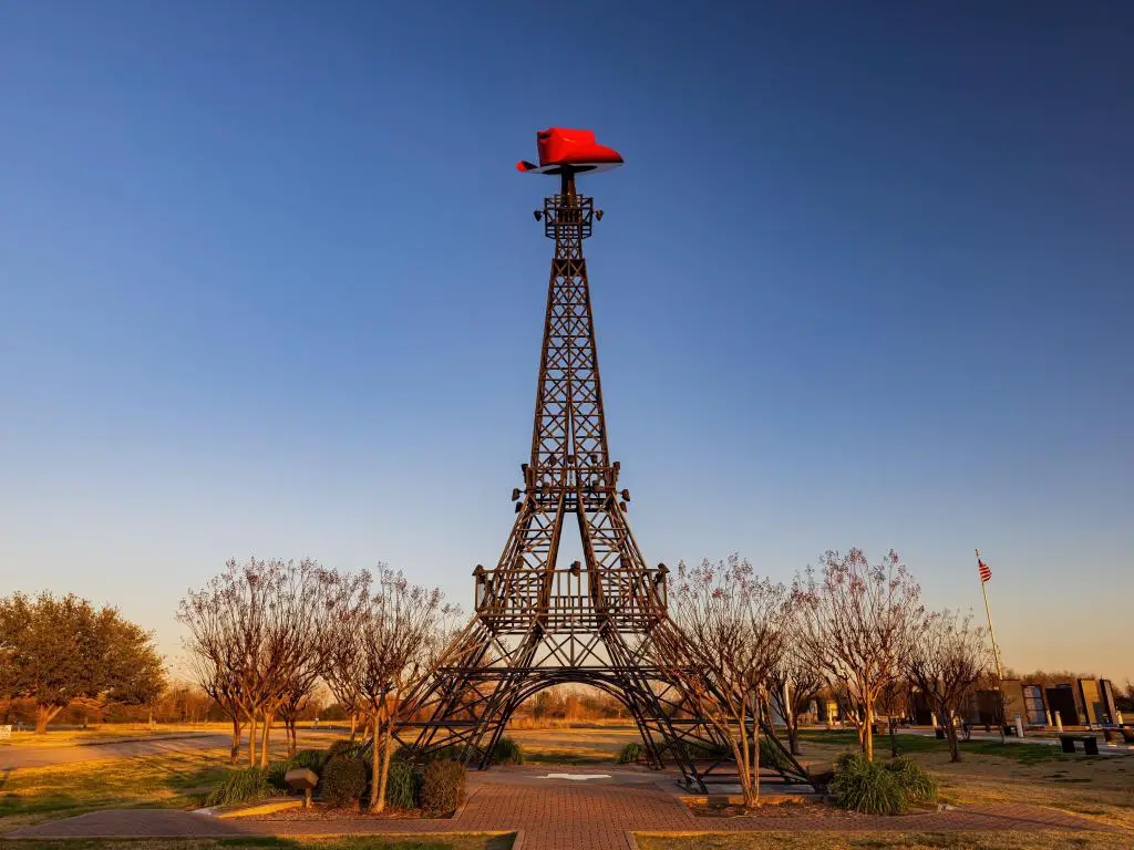 Vista diurna de la famosa Torre Eiffel de París Texas en EE.UU. con un sombrero de vaquero en el eje