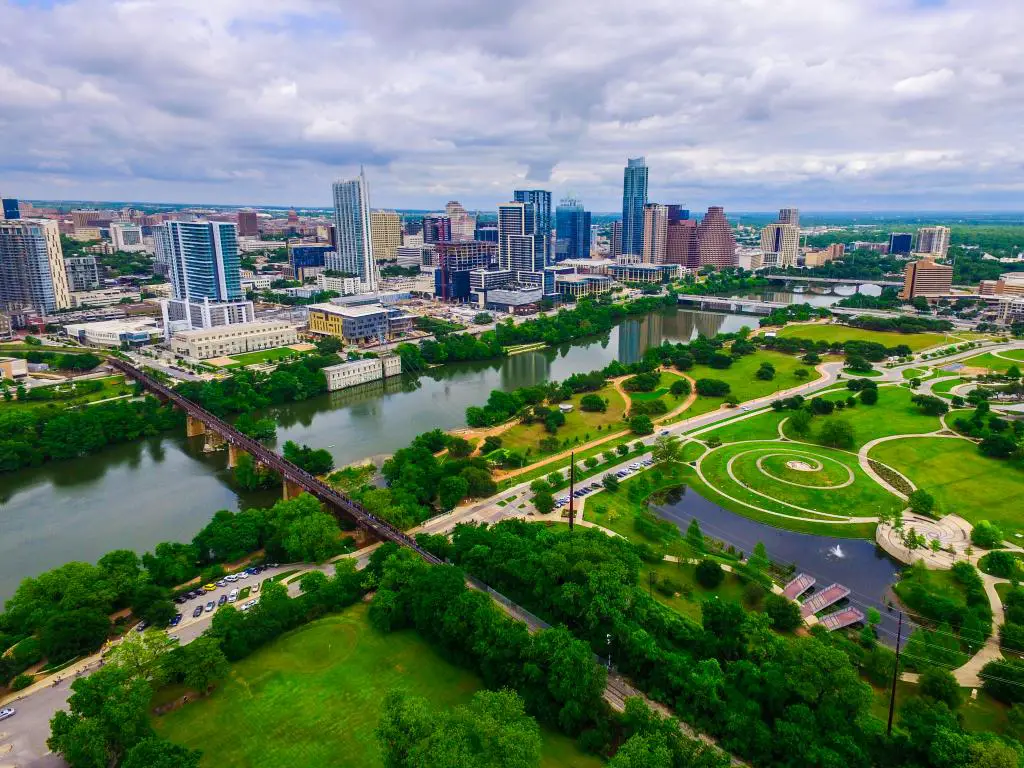 Vista aérea del centro de Austin al otro lado del río Colorado, Texas